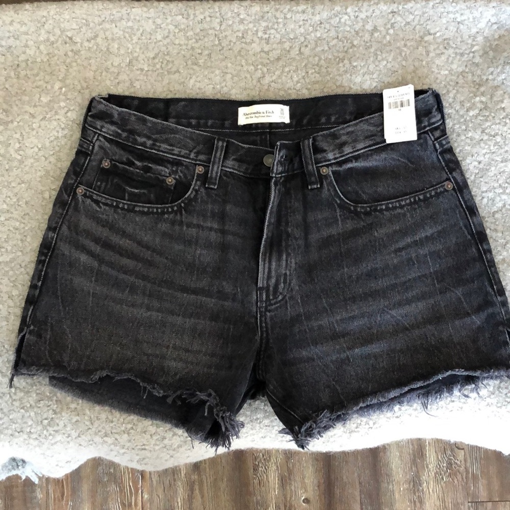 Abercrombie & Fitch Mid Rise Boyfriend Short